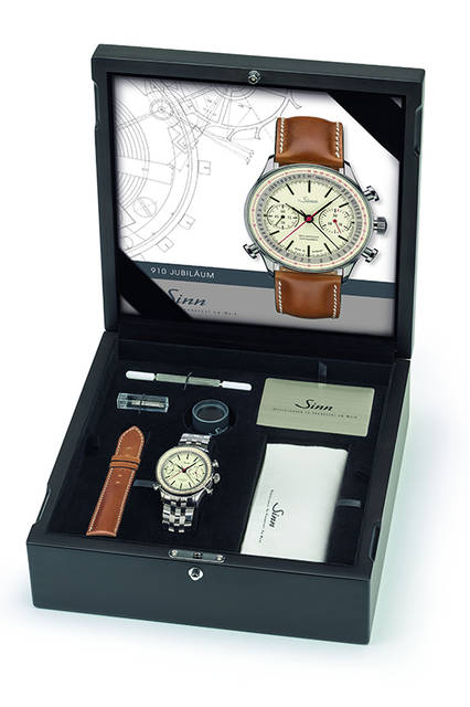 <strong>910.JUB</strong><br /> ケース│ステンレススチール<br /> 直径│41.5mm<br /> 厚さ│15.5mm<br /> ムーブメント│自動巻き（Cal.7750ベース）<br /> 機能│スプリットセコンドクロノグラフ（スプリットセコンド針でラップタイムなどを表示、30分積算計）<br /> ブレスレット│ステンレススチール（コードバンストラップ付属）<br /> 防水性能│10気圧<br /> 限定数│300本<br /> 発売時期│2016年夏発売予定<br /> 予価│99万円（税抜）<br />