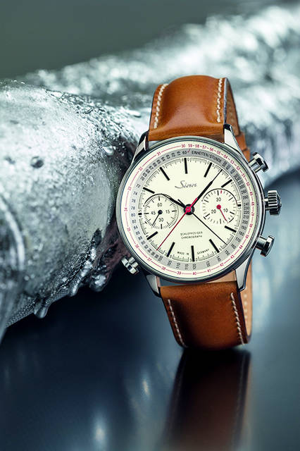 <strong>910.JUB</strong><br /> ケース│ステンレススチール<br /> 直径│41.5mm<br /> 厚さ│15.5mm<br /> ムーブメント│自動巻き（Cal.7750ベース）<br /> 機能│スプリットセコンドクロノグラフ（スプリットセコンド針でラップタイムなどを表示、30分積算計）<br /> ブレスレット│ステンレススチール（コードバンストラップ付属）<br /> 防水性能│10気圧<br /> 限定数│300本<br /> 発売時期│2016年夏発売予定<br /> 予価│99万円（税抜）<br />