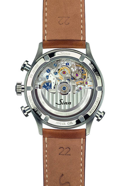 <strong>910.JUB</strong><br /> ケース│ステンレススチール<br /> 直径│41.5mm<br /> 厚さ│15.5mm<br /> ムーブメント│自動巻き（Cal.7750ベース）<br /> 機能│スプリットセコンドクロノグラフ（スプリットセコンド針でラップタイムなどを表示、30分積算計）<br /> ブレスレット│ステンレススチール（コードバンストラップ付属）<br /> 防水性能│10気圧<br /> 限定数│300本<br /> 発売時期│2016年夏発売予定<br /> 予価│99万円（税抜）<br />