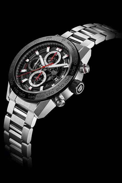 <strong>タグ・ホイイヤー カレラ キャリバー ホイヤー 01 クロノグラフ</strong><br /> ケース│ステンレススチール、セラミックベゼル<br /> 直径│45mm<br /> ムーブメント│自動巻き（Cal.HEUER 01）<br /> 機能│日付表示、クロノグラフ（30分積算計、12時間積算計）<br /> ブレスレット│ステンレススチール<br /> 防水性能│10気圧<br /> 発売時期│2016年7月発売予定<br /> 予価│61万円（税抜）<br />