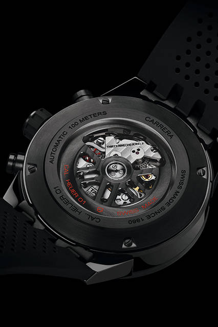 <strong>タグ・ホイイヤー カレラ キャリバー ホイヤー 01 ブラックセラミック</strong><br /> ケース│ブラックセラミック<br /> 直径│45mm<br /> ムーブメント│自動巻き（Cal.HEUER 01）<br /> 機能│日付表示、クロノグラフ（30分積算計、12時間積算計）<br /> ストラップ│ブラックラバー<br /> 防水性能│10気圧<br /> 発売時期│2016年10月発売予定<br /> 予価│70万5000円（税抜）<br />