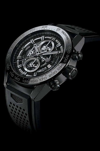 <strong>タグ・ホイイヤー カレラ キャリバー ホイヤー 01 ブラックセラミック</strong><br /> ケース│ブラックセラミック<br /> 直径│45mm<br /> ムーブメント│自動巻き（Cal.HEUER 01）<br /> 機能│日付表示、クロノグラフ（30分積算計、12時間積算計）<br /> ストラップ│ブラックラバー<br /> 防水性能│10気圧<br /> 発売時期│2016年10月発売予定<br /> 予価│70万5000円（税抜）<br />