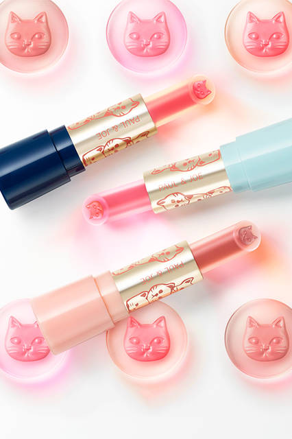 <strong>ポール ＆ ジョー リップスティック　ケース A</strong><br />限定2 種（1080円）<br />セット価格｜3240円<br />