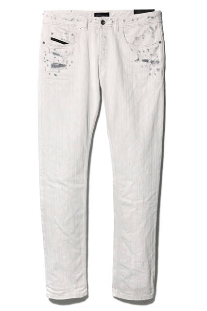 スリムフィットのホワイトデニムにダメージ加工を施したクールな一本。14オンスのしっかりとした厚みの日本製デニム生地をイタリアでハンドメイドで仕上げている。洗練されたモード感のあるシルエットにも注目。デニムパンツ5万1840円（ディーゼル ブラック ゴールド）