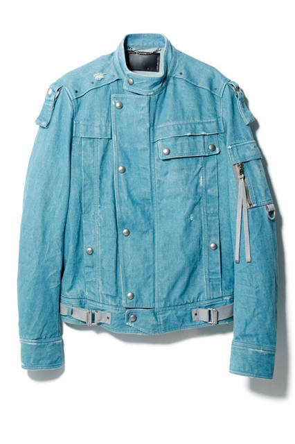 色褪せたヴィンテージライクなカラーに、エポーレットやベルト、ストラップなど、ディテールをふんだんに盛り込んだデニムジャケット。羽織るだけでコーディネートにアクセントがつく、今シーズンのディーゼル ブラック ゴールドを象徴する一着。ジャケット9万720円（ディーゼル ブラック ゴールド）