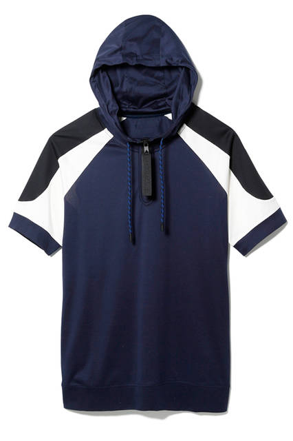 ラグランスリーブのフーデッドTシャツ。半袖なので、そのまま着てもレイヤードしても楽しめるスタイリッシュな一枚。ブランディングされたテープ使いもポイント。Tシャツ3万8880円（ディーゼル ブラック ゴールド）