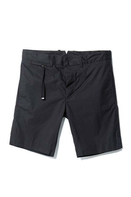 コットンナイロンの肌当たりが優しいショートパンツ。前面のポケットから垂れたストラップが軽装になるこれからの時期のいいアクセントに。膝丈のちょうど良い丈感は、さらに折り返してもクールに決まる。ショートパンツ3万240円（ディーゼル ブラック ゴールド）