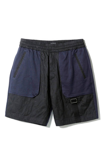 フロントポケットが立体的についた、ピマコットンのショートパンツ。左側だけについたベルトがスポーティなアクセント。ショートパンツ3万5640円（ディーゼル ブラック ゴールド）