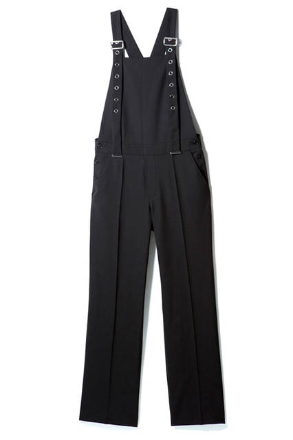 きちんと感がありながら、大きめのグロメットがついたストラップがほどよいモード感を醸し出すハンサムなオールインワン。コンパクトなシャツと合わせてシンプルに着こなして。オールインワン5万6160円（ディーゼル ブラック ゴールド）