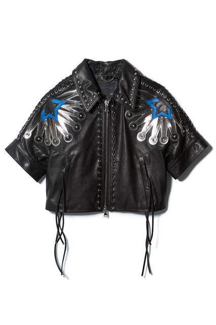 グロメットやスタッズ、レースアップディテールがあしらわれたロックなレザージャケット。ショートスリーブなのでハードになりすぎず女性らしく着こなせそう。パンチの効いたスターモチーフがアクセントに。レザージャケット27万2160円（ディーゼル ブラック ゴールド）