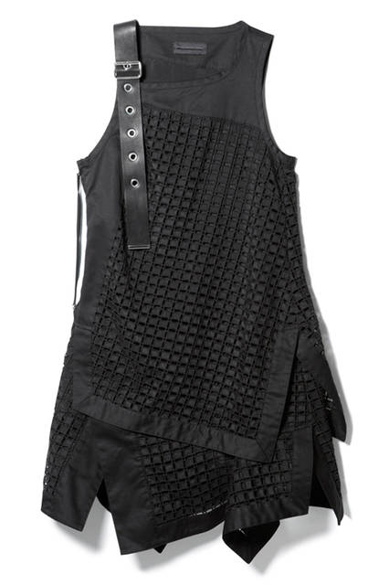 異なる素材を組み合わせた、ジオメトリックなシルエットが特徴的なミニドレス。ディーゼル ブラック ゴールドらしいデザインが詰め込まれた一着。パーティではもちろん、カジュアルなシーンでも華やかに装えるデザインが秀逸。 ドレス10万8000円（ディーゼル ブラック ゴールド）