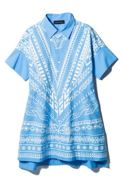 トライバルなモチーフがプリントされた、ゆったりとしたシルエットで着られるシャツドレス。半袖のミニ丈なので、インナーに合わせるアイテムによって様々なスタイリングを楽しめる。ドレス5万8320円（ディーゼル ブラック ゴールド）