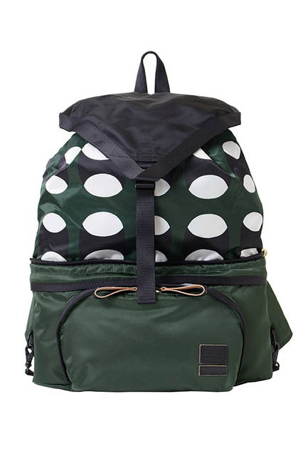 <strong>2WAY RUCK SHOULDER BAG</strong><br>ウエストバッグの上部にリュックサックの上部がたたみこめる、ユニークな2WAYバッグ。長さの調整とバックルによる開閉ができるウエストベルトにより、ワンショルダーのボディバッグとしても使用できます。コンバーチブルでありながら、それぞれの形状での最良なディティールを追求しました。<br>W33×H48×D9 cm <br>7万9000円（税別）