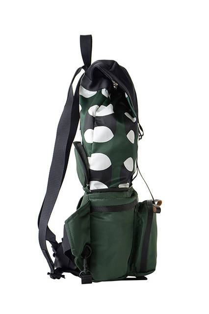 <strong> 2WAY RUCK SHOULDER BAG </strong><br> ウエストバッグの上部にリュックサックの上部がたたみこめる、ユニークな2WAYバッグ。 長さの調整とバックルによる開閉ができるウエストベルトにより、ワンショルダーのボディ バッグとしても使用できます。 コンバーチブルでありながら、それぞれの形状での最良なディティールを追求しました。 <br>  W33×H48×D9 cm  <br> 7万9000円（税別）