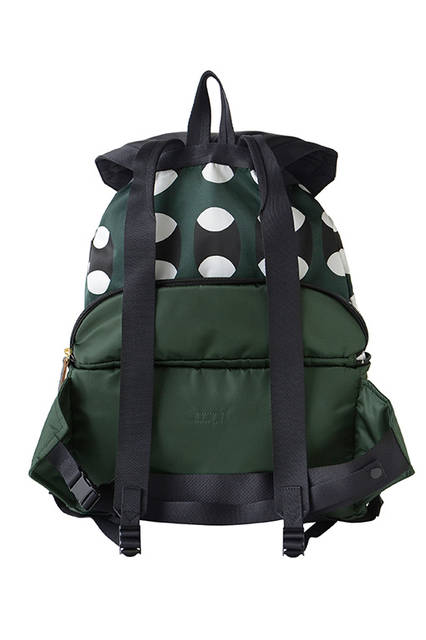 <strong> 2WAY RUCK SHOULDER BAG </strong><br> ウエストバッグの上部にリュックサックの上部がたたみこめる、ユニークな2WAYバッグ。 長さの調整とバックルによる開閉ができるウエストベルトにより、ワンショルダーのボディ バッグとしても使用できます。 コンバーチブルでありながら、それぞれの形状での最良なディティールを追求しました。 <br>  W33×H48×D9 cm  <br> 7万9000円（税別）