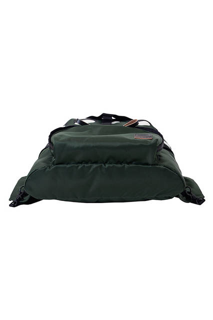 <strong> 2WAY RUCK SHOULDER BAG </strong><br> ウエストバッグの上部にリュックサックの上部がたたみこめる、ユニークな2WAYバッグ。 長さの調整とバックルによる開閉ができるウエストベルトにより、ワンショルダーのボディ バッグとしても使用できます。 コンバーチブルでありながら、それぞれの形状での最良なディティールを追求しました。 <br>  W33×H48×D9 cm  <br> 7万9000円（税別）