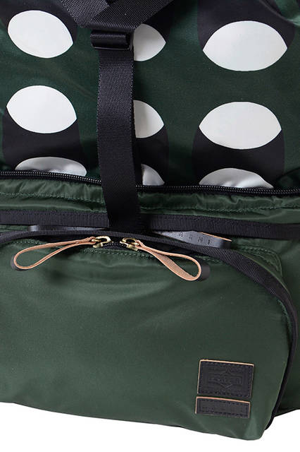 <strong> 2WAY RUCK SHOULDER BAG </strong><br> ウエストバッグの上部にリュックサックの上部がたたみこめる、ユニークな2WAYバッグ。 長さの調整とバックルによる開閉ができるウエストベルトにより、ワンショルダーのボディ バッグとしても使用できます。 コンバーチブルでありながら、それぞれの形状での最良なディティールを追求しました。 <br>  W33×H48×D9 cm  <br> 7万9000円（税別）