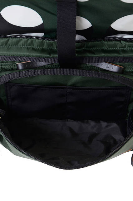 <strong> 2WAY RUCK SHOULDER BAG </strong><br> ウエストバッグの上部にリュックサックの上部がたたみこめる、ユニークな2WAYバッグ。 長さの調整とバックルによる開閉ができるウエストベルトにより、ワンショルダーのボディ バッグとしても使用できます。 コンバーチブルでありながら、それぞれの形状での最良なディティールを追求しました。 <br>  W33×H48×D9 cm  <br> 7万9000円（税別）