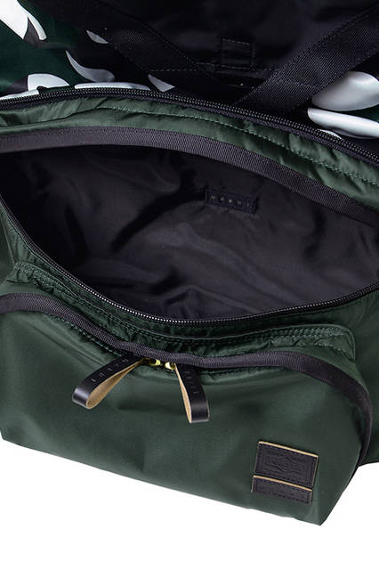 <strong> 2WAY RUCK SHOULDER BAG </strong><br> ウエストバッグの上部にリュックサックの上部がたたみこめる、ユニークな2WAYバッグ。 長さの調整とバックルによる開閉ができるウエストベルトにより、ワンショルダーのボディ バッグとしても使用できます。 コンバーチブルでありながら、それぞれの形状での最良なディティールを追求しました。 <br>  W33×H48×D9 cm  <br> 7万9000円（税別）