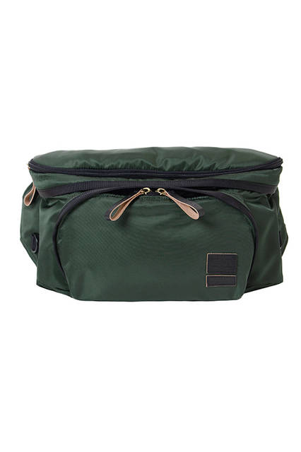 <strong> 2WAY RUCK SHOULDER BAG </strong><br> ウエストバッグの上部にリュックサックの上部がたたみこめる、ユニークな2WAYバッグ。 長さの調整とバックルによる開閉ができるウエストベルトにより、ワンショルダーのボディ バッグとしても使用できます。 コンバーチブルでありながら、それぞれの形状での最良なディティールを追求しました。 <br>  W33×H48×D9 cm  <br> 7万9000円（税別）