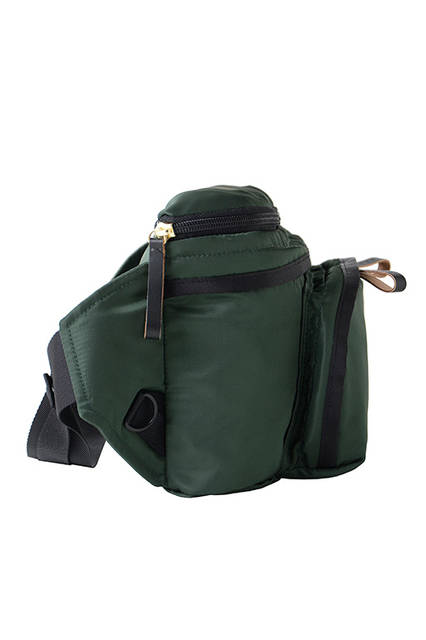 <strong> 2WAY RUCK SHOULDER BAG </strong><br> ウエストバッグの上部にリュックサックの上部がたたみこめる、ユニークな2WAYバッグ。 長さの調整とバックルによる開閉ができるウエストベルトにより、ワンショルダーのボディ バッグとしても使用できます。 コンバーチブルでありながら、それぞれの形状での最良なディティールを追求しました。 <br>  W33×H48×D9 cm  <br> 7万9000円（税別）