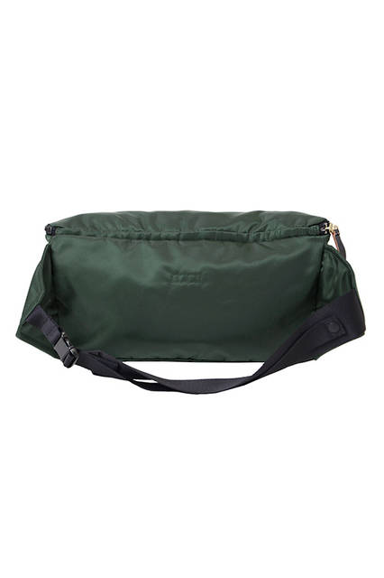 <strong> 2WAY RUCK SHOULDER BAG </strong><br> ウエストバッグの上部にリュックサックの上部がたたみこめる、ユニークな2WAYバッグ。 長さの調整とバックルによる開閉ができるウエストベルトにより、ワンショルダーのボディ バッグとしても使用できます。 コンバーチブルでありながら、それぞれの形状での最良なディティールを追求しました。 <br>  W33×H48×D9 cm  <br> 7万9000円（税別）