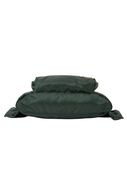 <strong> 2WAY RUCK SHOULDER BAG </strong><br> ウエストバッグの上部にリュックサックの上部がたたみこめる、ユニークな2WAYバッグ。 長さの調整とバックルによる開閉ができるウエストベルトにより、ワンショルダーのボディ バッグとしても使用できます。 コンバーチブルでありながら、それぞれの形状での最良なディティールを追求しました。 <br>  W33×H48×D9 cm  <br> 7万9000円（税別）