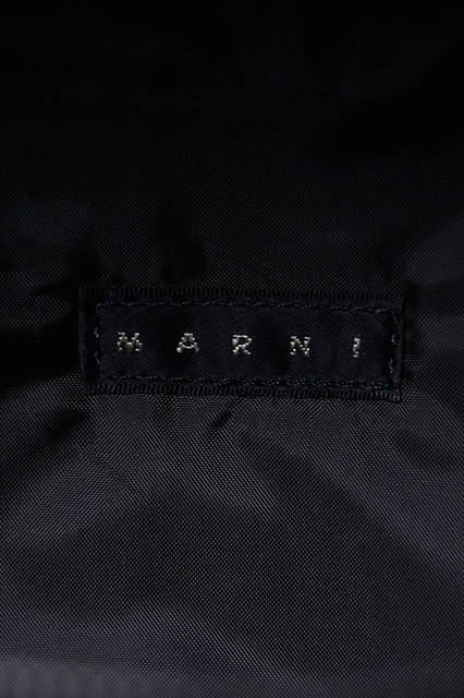 <strong> 2WAY RUCK SHOULDER BAG </strong><br> ウエストバッグの上部にリュックサックの上部がたたみこめる、ユニークな2WAYバッグ。 長さの調整とバックルによる開閉ができるウエストベルトにより、ワンショルダーのボディ バッグとしても使用できます。 コンバーチブルでありながら、それぞれの形状での最良なディティールを追求しました。 <br>  W33×H48×D9 cm  <br> 7万9000円（税別）