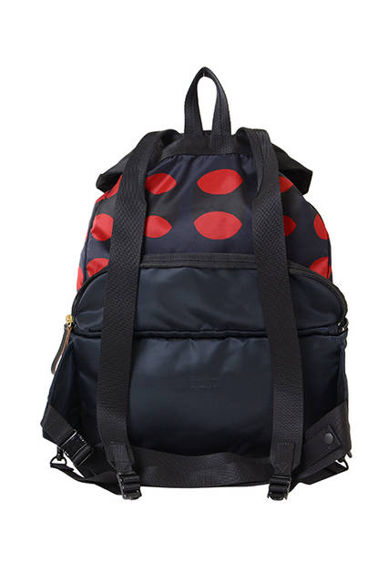 <strong> 2WAY RUCK SHOULDER BAG </strong><br> ウエストバッグの上部にリュックサックの上部がたたみこめる、ユニークな2WAYバッグ。 長さの調整とバックルによる開閉ができるウエストベルトにより、ワンショルダーのボディ バッグとしても使用できます。 コンバーチブルでありながら、それぞれの形状での最良なディティールを追求しました。 <br>  W33×H48×D9 cm  <br> 7万9000円（税別）