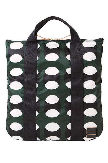 <strong>2WAY TOTE BAG</strong><br>MARNI × PORTERのすべてのラインナップの中で、最も人気の高いトートバッグ・リュックサックの2WAYバッグ。ハンドルの握りやすさ、リュックサックの背負い安さを、コンパクトなトートバッグで追求しています。<br>W42×H44×D2cm<br>3万7000円（税別）