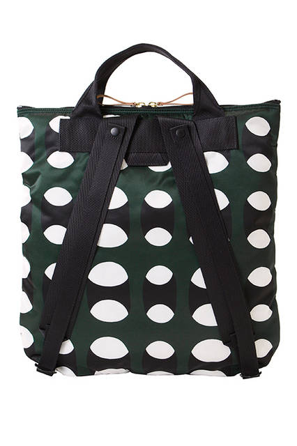 <strong> 2WAY TOTE BAG </strong><br> MARNI × PORTERのすべてのラインナップの中で、最も人気の高いトートバッグ・リュック サックの2WAYバッグ。ハンドルの握りやすさ、リュックサックの背負い安さを、コンパクトな トートバッグで追求しています。 <br>  W42×H44×D2cm <br> 3万7000円（税別）