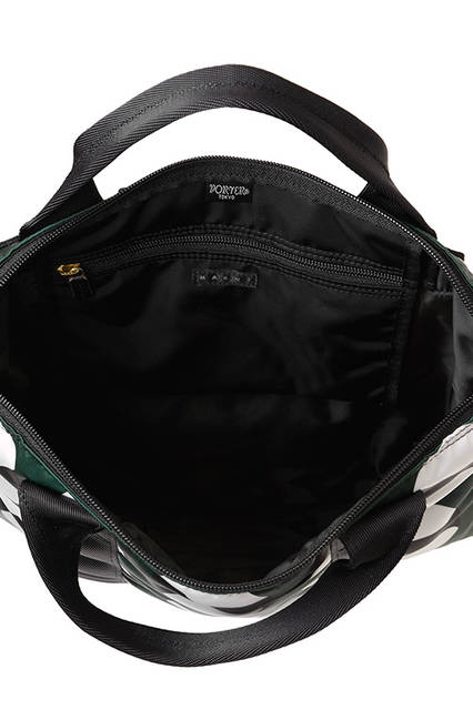 <strong> 2WAY TOTE BAG </strong><br> MARNI × PORTERのすべてのラインナップの中で、最も人気の高いトートバッグ・リュック サックの2WAYバッグ。ハンドルの握りやすさ、リュックサックの背負い安さを、コンパクトな トートバッグで追求しています。 <br>  W42×H44×D2cm <br> 3万7000円（税別）