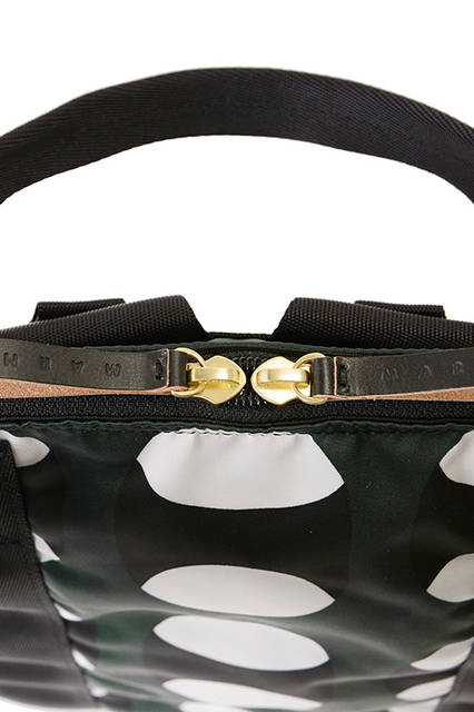 <strong> 2WAY TOTE BAG </strong><br> MARNI × PORTERのすべてのラインナップの中で、最も人気の高いトートバッグ・リュック サックの2WAYバッグ。ハンドルの握りやすさ、リュックサックの背負い安さを、コンパクトな トートバッグで追求しています。 <br>  W42×H44×D2cm <br> 3万7000円（税別）