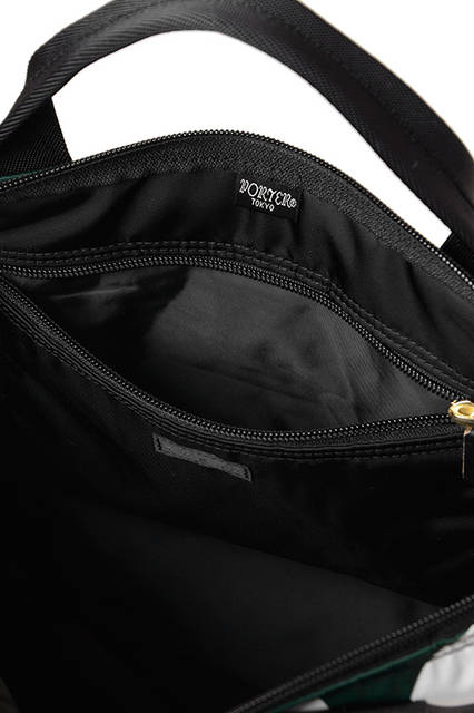 <strong> 2WAY TOTE BAG </strong><br> MARNI × PORTERのすべてのラインナップの中で、最も人気の高いトートバッグ・リュック サックの2WAYバッグ。ハンドルの握りやすさ、リュックサックの背負い安さを、コンパクトな トートバッグで追求しています。 <br>  W42×H44×D2cm <br> 3万7000円（税別）