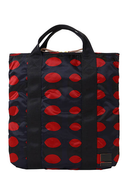 <strong> 2WAY TOTE BAG </strong><br> MARNI × PORTERのすべてのラインナップの中で、最も人気の高いトートバッグ・リュック サックの2WAYバッグ。ハンドルの握りやすさ、リュックサックの背負い安さを、コンパクトな トートバッグで追求しています。 <br>  W42×H44×D2cm <br> 3万7000円（税別）