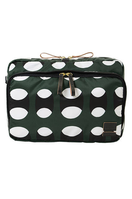 <strong>3WAY CLUTCH</strong><br>メインルームのジッパーは、中央のテープを引っぱり、スナック菓子の袋を開けるように開閉するユニークで機能的な仕組み。背面に付いたストラップは、そのままスーツケースのハンドルに通したり、伸ばしてワンショルダーバッグにしたりと、ハンズフリーになる為のアイデアが詰まったクラッチスタイルのポーチです。<br>W35 x H24 x D8cm<br>6万5000円（税別）