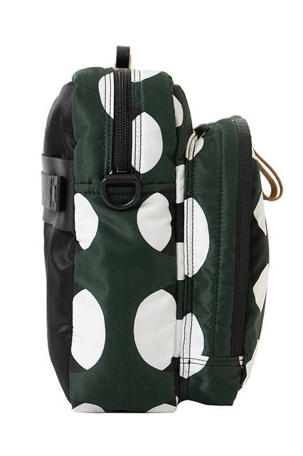 <strong> 3WAY CLUTCH </strong><br> メインルームのジッパーは、中央のテープを引っぱり、スナック菓子の袋を開けるように開閉するユニークで機能的な仕組み。背面に付いたストラップは、そのままスーツケースの ハンドルに通したり、伸ばしてワンショルダーバッグにしたりと、ハンズフリーになる為の アイデアが詰まったクラッチスタイルのポーチです。 <br>  W35 x H24 x D8cm <br> 6万5000円（税別）