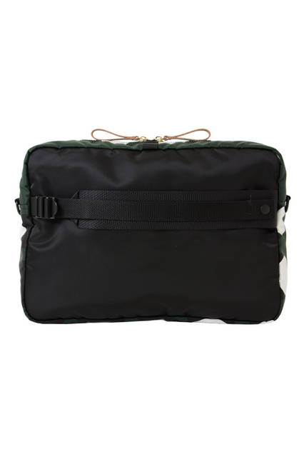 <strong> 3WAY CLUTCH </strong><br> メインルームのジッパーは、中央のテープを引っぱり、スナック菓子の袋を開けるように開閉するユニークで機能的な仕組み。背面に付いたストラップは、そのままスーツケースの ハンドルに通したり、伸ばしてワンショルダーバッグにしたりと、ハンズフリーになる為の アイデアが詰まったクラッチスタイルのポーチです。 <br>  W35 x H24 x D8cm <br> 6万5000円（税別）