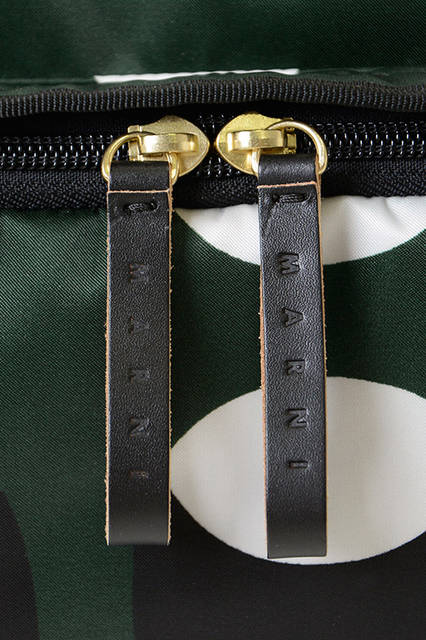 <strong> 3WAY CLUTCH </strong><br> メインルームのジッパーは、中央のテープを引っぱり、スナック菓子の袋を開けるように開閉するユニークで機能的な仕組み。背面に付いたストラップは、そのままスーツケースの ハンドルに通したり、伸ばしてワンショルダーバッグにしたりと、ハンズフリーになる為の アイデアが詰まったクラッチスタイルのポーチです。 <br>  W35 x H24 x D8cm <br> 6万5000円（税別）