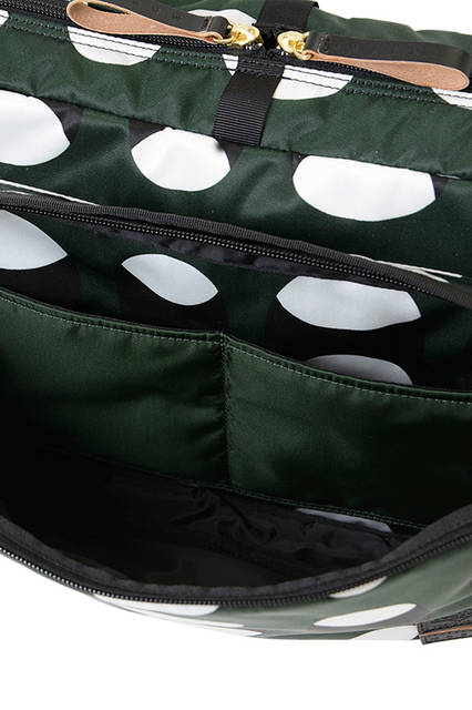 <strong> 3WAY CLUTCH </strong><br> メインルームのジッパーは、中央のテープを引っぱり、スナック菓子の袋を開けるように開閉するユニークで機能的な仕組み。背面に付いたストラップは、そのままスーツケースの ハンドルに通したり、伸ばしてワンショルダーバッグにしたりと、ハンズフリーになる為の アイデアが詰まったクラッチスタイルのポーチです。 <br>  W35 x H24 x D8cm <br> 6万5000円（税別）