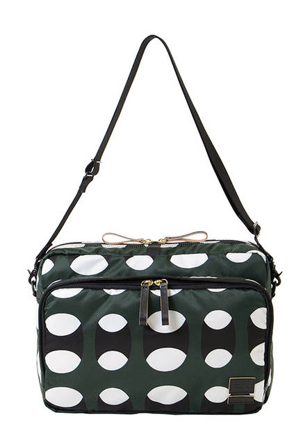 <strong> 3WAY CLUTCH </strong><br> メインルームのジッパーは、中央のテープを引っぱり、スナック菓子の袋を開けるように開閉するユニークで機能的な仕組み。背面に付いたストラップは、そのままスーツケースの ハンドルに通したり、伸ばしてワンショルダーバッグにしたりと、ハンズフリーになる為の アイデアが詰まったクラッチスタイルのポーチです。 <br>  W35 x H24 x D8cm <br> 6万5000円（税別）