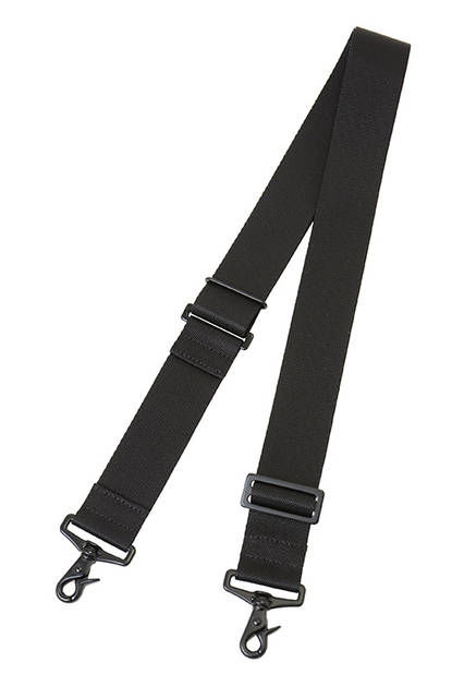 <strong> 3WAY CLUTCH </strong><br> メインルームのジッパーは、中央のテープを引っぱり、スナック菓子の袋を開けるように開閉するユニークで機能的な仕組み。背面に付いたストラップは、そのままスーツケースの ハンドルに通したり、伸ばしてワンショルダーバッグにしたりと、ハンズフリーになる為の アイデアが詰まったクラッチスタイルのポーチです。 <br>  W35 x H24 x D8cm <br> 6万5000円（税別）