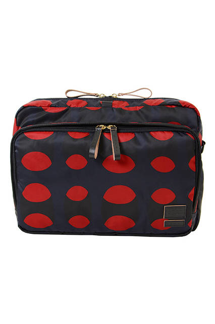 <strong> 3WAY CLUTCH </strong><br> メインルームのジッパーは、中央のテープを引っぱり、スナック菓子の袋を開けるように開閉するユニークで機能的な仕組み。背面に付いたストラップは、そのままスーツケースの ハンドルに通したり、伸ばしてワンショルダーバッグにしたりと、ハンズフリーになる為の アイデアが詰まったクラッチスタイルのポーチです。 <br>  W35 x H24 x D8cm <br> 6万5000円（税別）