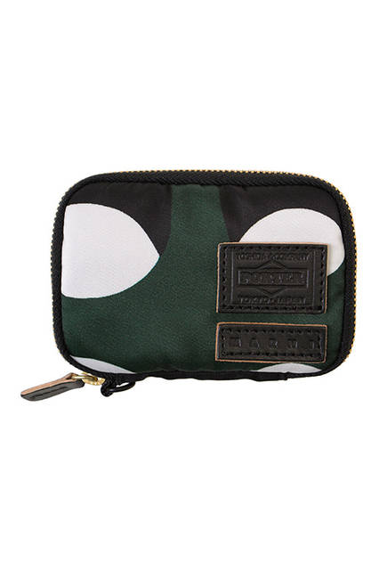 <strong>ROUND ZIP WALLET｜COIN CASE</strong><br>ラウンドジップウォレットは、MARNI × PORTER定番のロングジップウォレット、コインケースと、その中間サイズの3サイズで展開します。ナス管付きコードがプラスされ、大切な鍵などを繋げておく事ができます。<br><br>クレジットカードや名刺がぴったり収まる、MARNI × PORTER定番のコンパクトウォレット。<br>W12×H8×D2cm <br>1万6000円（税別）