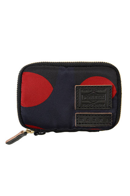 <strong> ROUND ZIP WALLET｜COIN CASE </strong><br> ラウンドジップウォレットは、MARNI × PORTER定番のロングジップウォレット、コイン ケースと、その中間サイズの3サイズで展開します。 ナス管付きコードがプラスされ、大切な鍵などを繋げておく事ができます。<br><br>  クレジットカードや名刺がぴったり収まる、MARNI × PORTER定番のコンパクト ウォレット。 <br>  W12×H8×D2cm  <br> 1万6000円（税別）