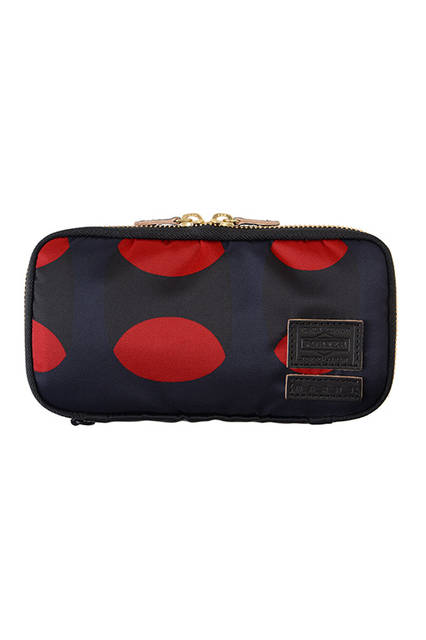 <strong>ROUND ZIP WALLET｜LONG ZIP WALLET </strong><br> ラウンドジップウォレットは、MARNI × PORTER定番のロングジップウォレット、コイン ケースと、その中間サイズの3サイズで展開します。 ナス管付きコードがプラスされ、大切な鍵などを繋げておく事ができます。<br><br>  MARNI × PORTER定番の長財布。 12枚のカード収納ポケットと、大きなファスナー付きのコインポケットが付いています。 <br>  W20×H11×D3cm  <br> 3万円（税別）