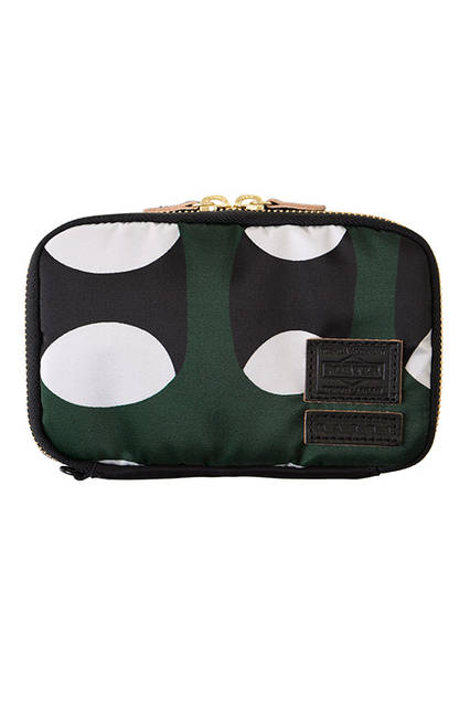 <strong>ROUND ZIP WALLET｜WEEKEND WALLET</strong><br>ラウンドジップウォレットは、MARNI × PORTER定番のロングジップウォレット、コインケースと、その中間サイズの3サイズで展開します。ナス管付きコードがプラスされ、大切な鍵などを繋げておく事ができます。<br><br>i Phone6 Plusや、パスポートがぴったりと入るように、コインケースをサイズアップ。休日のちょっとした外出や、海外出張の際に便利なフリーケース。<br>W14×H10×D2cm <br>2万5000円（税別）