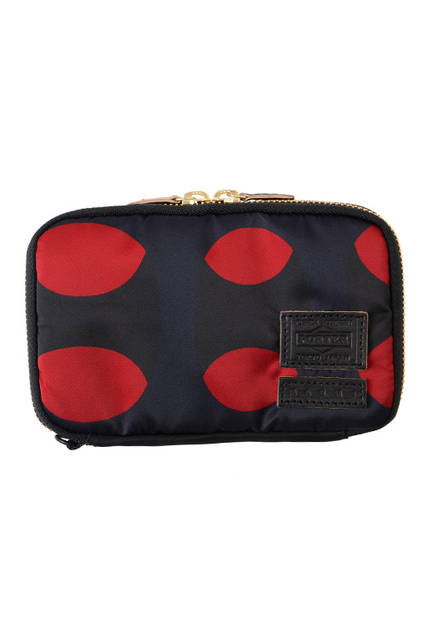 <strong> ROUND ZIP WALLET｜WEEKEND WALLET </strong><br> ラウンドジップウォレットは、MARNI × PORTER定番のロングジップウォレット、コイン ケースと、その中間サイズの3サイズで展開します。 ナス管付きコードがプラスされ、大切な鍵などを繋げておく事ができます。<br><br>  i Phone6 Plusや、パスポートがぴったりと入るように、コインケースをサイズアップ。 休日のちょっとした外出や、海外出張の際に便利なフリーケース。 <br>  W14×H10×D2cm  <br> 2万5000円（税別）