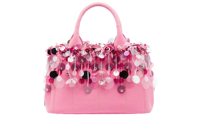 <strong>キャンバス×スパンコール</strong><br />価格｜17万5000円（税抜き）※予定価格<br />サイズ｜H20×W28×D15cm <br />