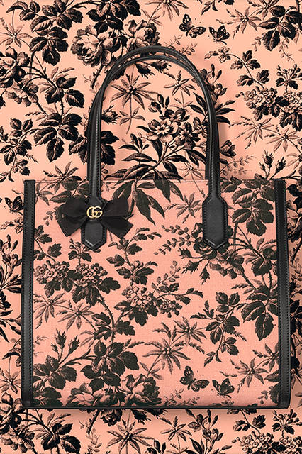 <strong>GG RIBBON</strong><br>トートバッグ<br>カラー｜ピンクベージュ×ブラック（オンラインショップ限定カラー）<br>価格｜14万4720円<br>サイズ｜W32 x H29 x D12